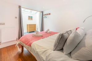 2 bedrooms, iron/ironing board, travel cot, free WiFi - 2 Bed in St. Ives (oc-6carr) (St Ives)