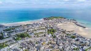 A coastal town with a beach, historic buildings, and a fortified structure. - 2 Bed in St. Ives (oc-6carr) (St Ives)