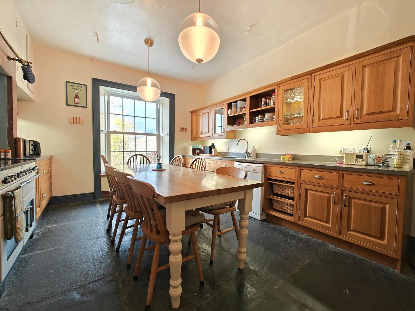 ميكروويف، فرن، غسالة أطباق، كرسي للأطفال