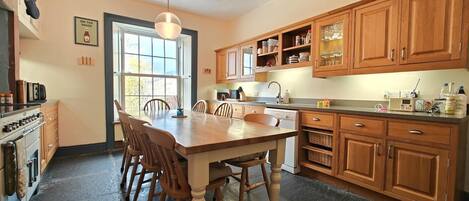 ميكروويف، فرن، غسالة أطباق، كرسي للأطفال