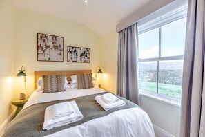 Iron/ironing board, travel cot, free WiFi, bed sheets - 5 Bed in Keswick (oc-h33619) (Keswick)
