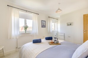 Free WiFi, bed sheets - 4 Bed in Salthouse (oc-1824) (Salthouse)