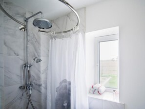 Towels - 2 Bed in Lechlade (oc-77493) (Langford)