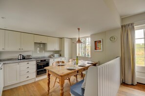Microwave, dishwasher, cookware/dishes/utensils - 2 Bed in Little Barningham (oc-1817) (Little Barningham)