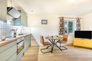 Microwave, oven, cookware/dishes/utensils - 1 Bed in Ashcott (oc-m33651) (Ashcott)