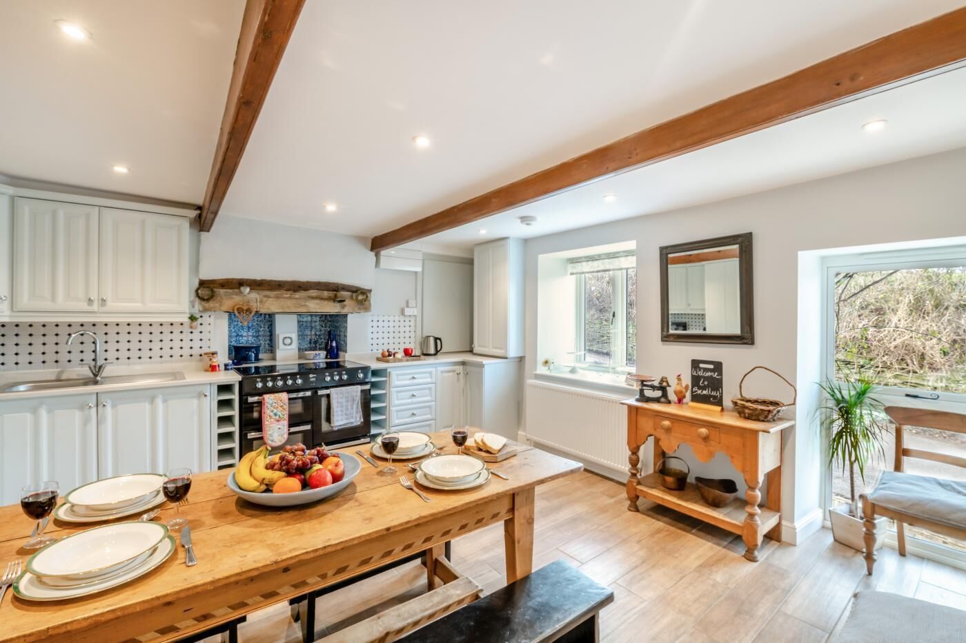 Fogão, lava-louças, talheres/pratos/utensílios de cozinha