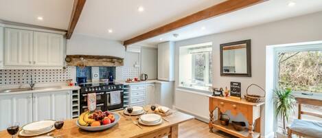 Fogão, lava-louças, talheres/pratos/utensílios de cozinha