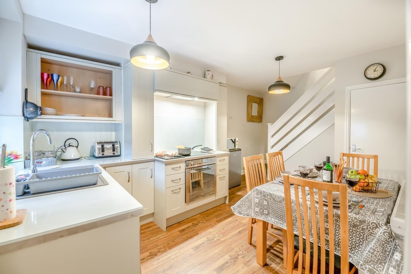 Micro-ondes, four, batterie de cuisine, vaisselle et ustensiles