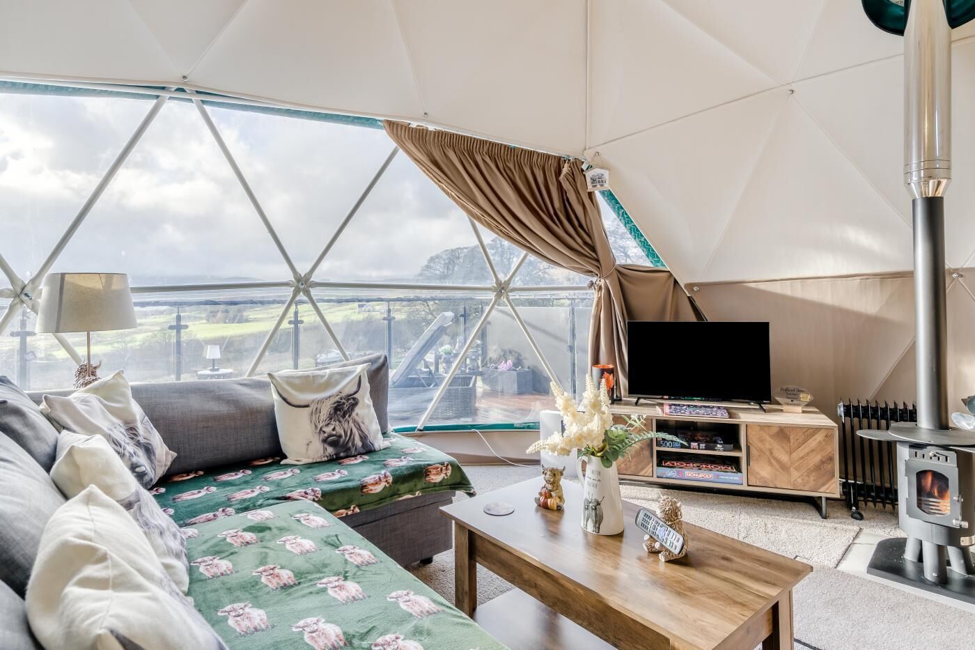 Télévision, cheminée