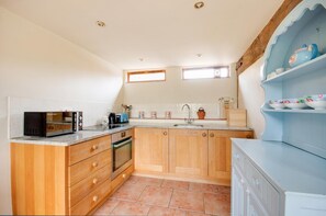 Microwave, oven, dishwasher, cookware/dishes/utensils - 2 Bed in Erpingham (oc-2278) (Erpingham)
