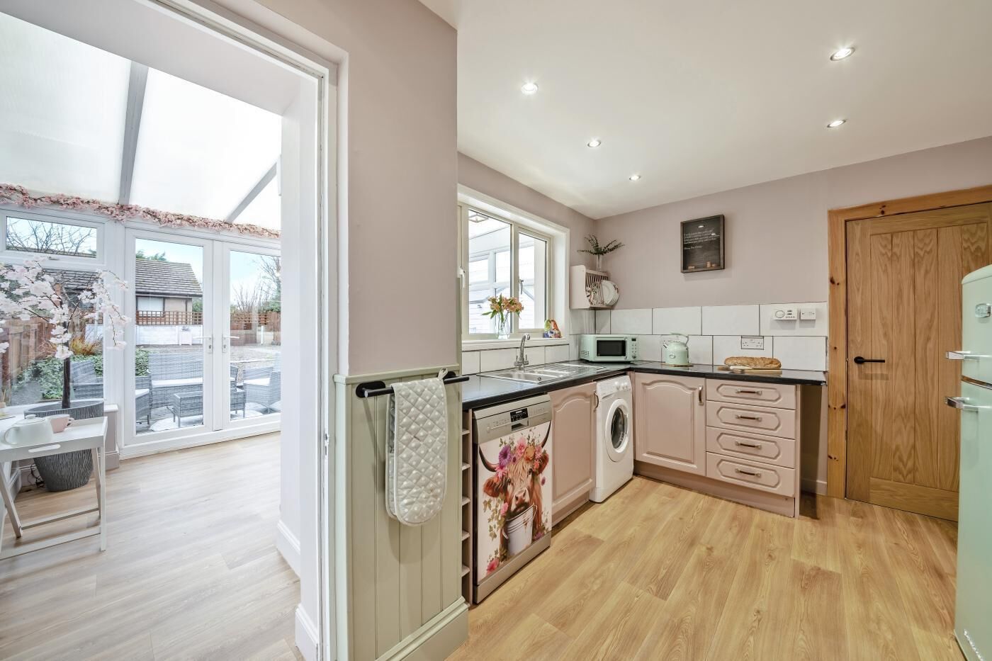 Microondas, horno, lavavajillas y utensilios de cocina 