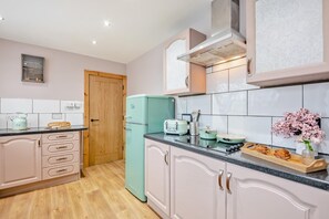 Microondas, horno, lavavajillas, utensilios de cocina