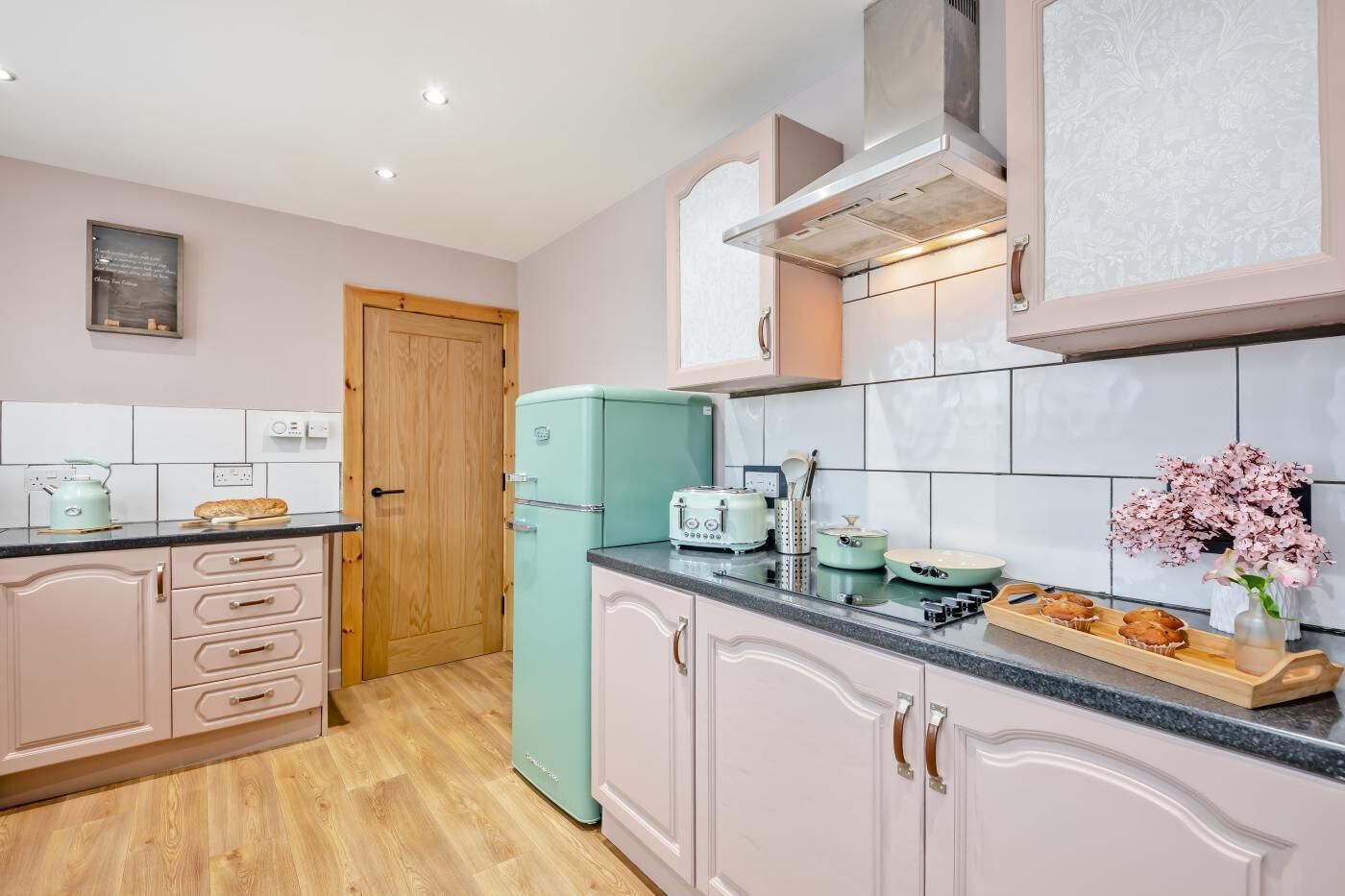 Mikrobølgeovn, ovn, opvaskemaskine, køkkentøj/tallerkener/redskaber