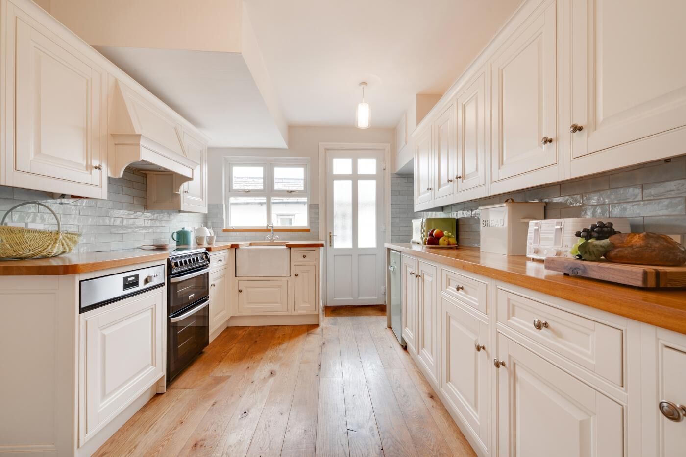 Microwave, oven, dishwasher, cookware/dishes/utensils