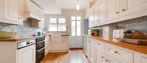 Micro-ondes, four, lave-vaisselle