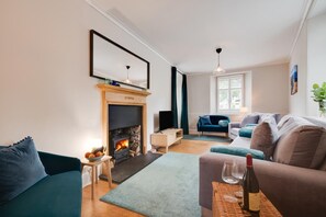 TV, fireplace - 3 Bed in Boscastle (oc-tchest) (Boscastle)