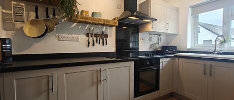 Microondas, horno y utensilios de cocina