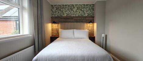 Tabla de planchar con plancha, wifi gratis y ropa de cama