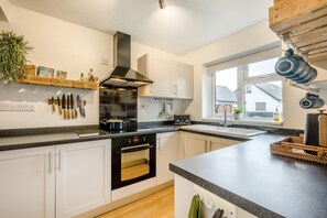 Microwave, oven, cookware/dishes/utensils - 2 Bed in Hoveton (oc-w33854) (Hoveton)
