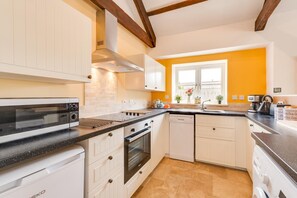 Microwave, oven, dishwasher, high chair - 2 Bed in Milfield (oc-nb1982) (Milfield)
