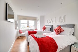 Iron/ironing board, travel cot, free WiFi, bed sheets - 2 Bed in Whitby (oc-w408) (Whitby)