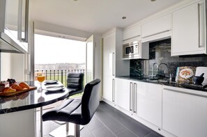 Microwave, oven, dishwasher, high chair - 2 Bed in Whitby (oc-w408) (Whitby)