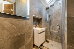 Towels - 3 Bed in Little Haven (oc-s34025) (Little Haven)