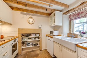 Microwave, oven, dishwasher, cookware/dishes/utensils - 2 Bed in Middleton-by-Youlgrave (oc-dchol7) (Middleton-by-Youlgrave)