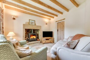 TV, fireplace - 2 Bed in Middleton-by-Youlgrave (oc-dchol7) (Middleton-by-Youlgrave)