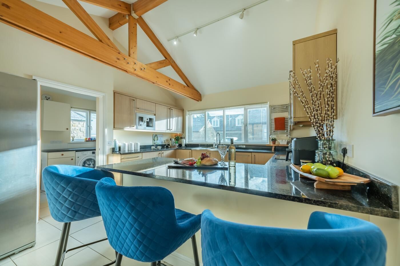 Micro-ondes, four, lave-vaisselle, chaise haute