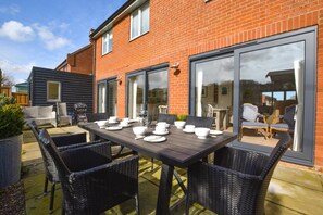 Outdoor dining - 6 Bed in Salthouse (oc-1823) (Salthouse)