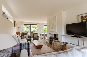 Fireplace - 6 Bed in Salthouse (oc-1823) (Salthouse)