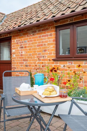 Outdoor dining - 1 Bed in Mautby (oc-2302) (Mautby)
