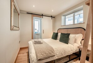 2 bedrooms, iron/ironing board, free WiFi, bed sheets - 2 Bed in Swanage (oc-wy636) (Swanage)