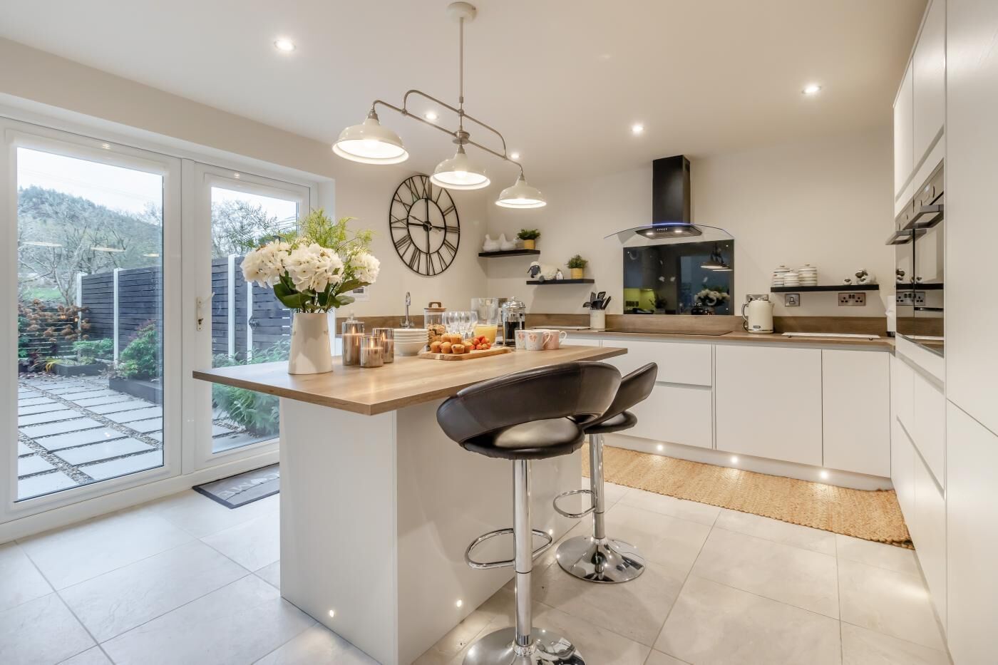 Mikrovågsugn, diskmaskin, barnstol och grytor/köksredskap