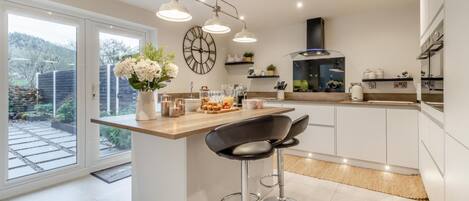 Mikrowelle, Ofen, Geschirrspüler, Hochstuhl