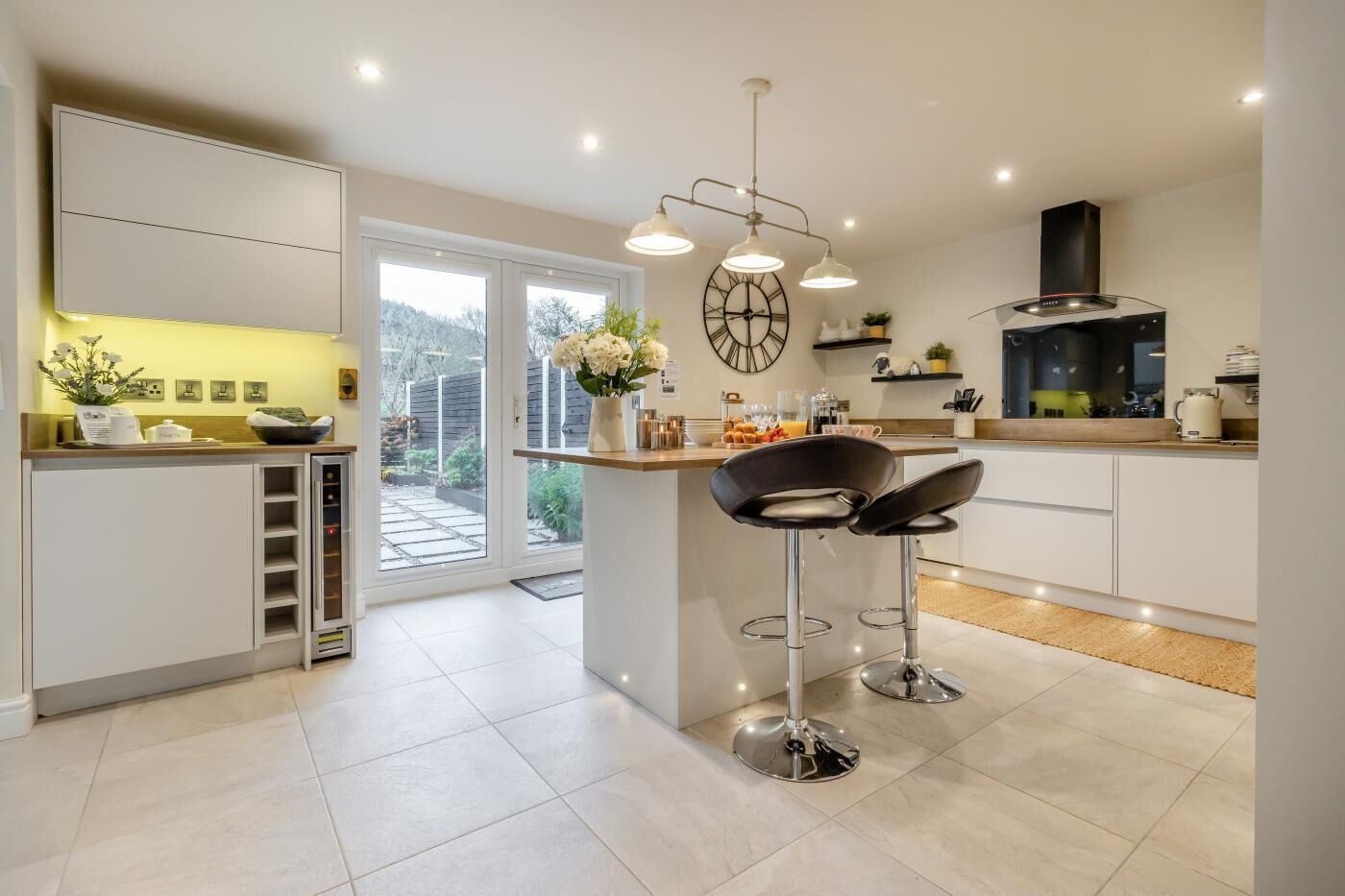 Micro-ondes, lave-vaisselle, chaise haute