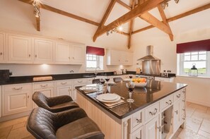 Oven, dishwasher, cookware/dishes/utensils - 4 Bed in Chathill (oc-nb1963) (Ellingham)