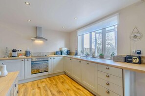Oven, dishwasher, highchair, cookware/dishes/utensils - 2 Bed in Dunnington (oc-s34137) (Dunnington)