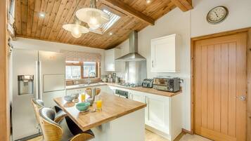 Micro-ondes, four, lave-vaisselle, chaise haute