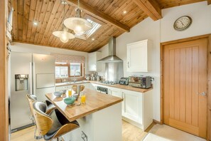 Micro-ondes, four, lave-vaisselle, chaise haute