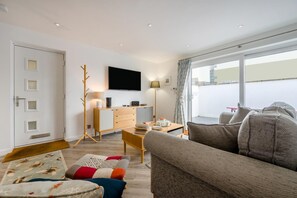 TV - 2 Bed in Padstow (oc-p00655) (Padstow)