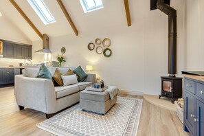 TV, fireplace - 1 Bed in Castleton (oc-t34011) (Castleton)