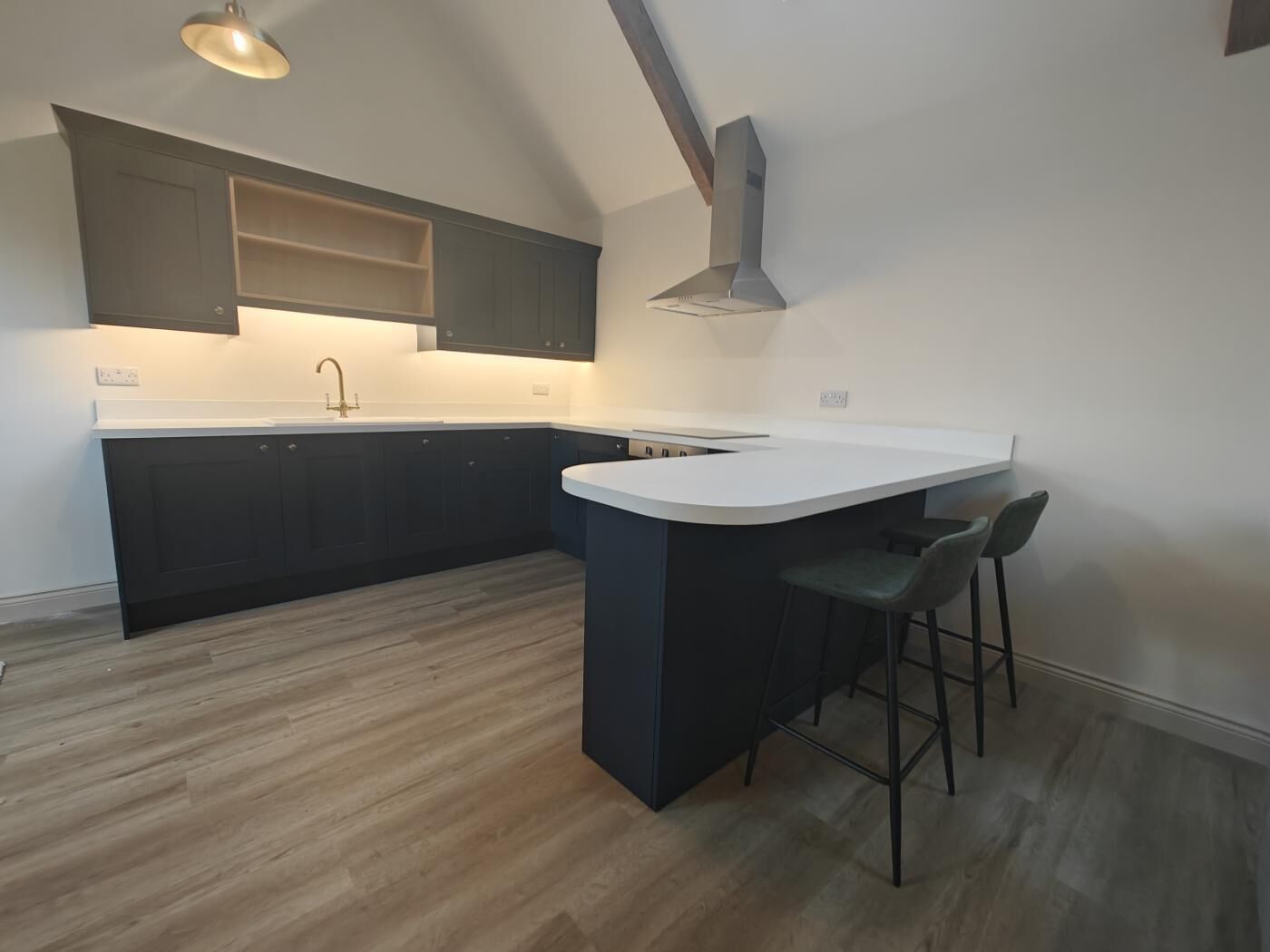 Micro-ondes, four, lave-vaisselle, chaise haute