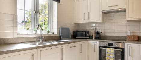 Ofen, Geschirrspüler, Kochgeschirr/Geschirr/Besteck