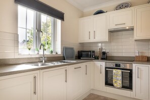 Ofen, Geschirrspüler, Kochgeschirr/Geschirr/Besteck