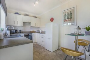 Oven, dishwasher, cookware/dishes/utensils - 2 Bed in Snape (oc-12sf) (Snape)
