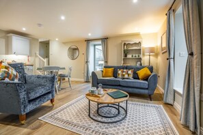 TV, fireplace - 2 Bed in Castleton (oc-p34012) (Castleton)