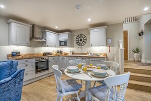 Microwave, oven, dishwasher, high chair - 2 Bed in Castleton (oc-p34012) (Castleton)