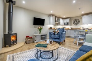 TV, fireplace - 2 Bed in Castleton (oc-p34012) (Castleton)